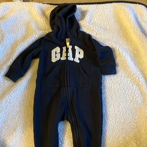 EUC baby gap zip up one piece sweatsuit size 3-6 month